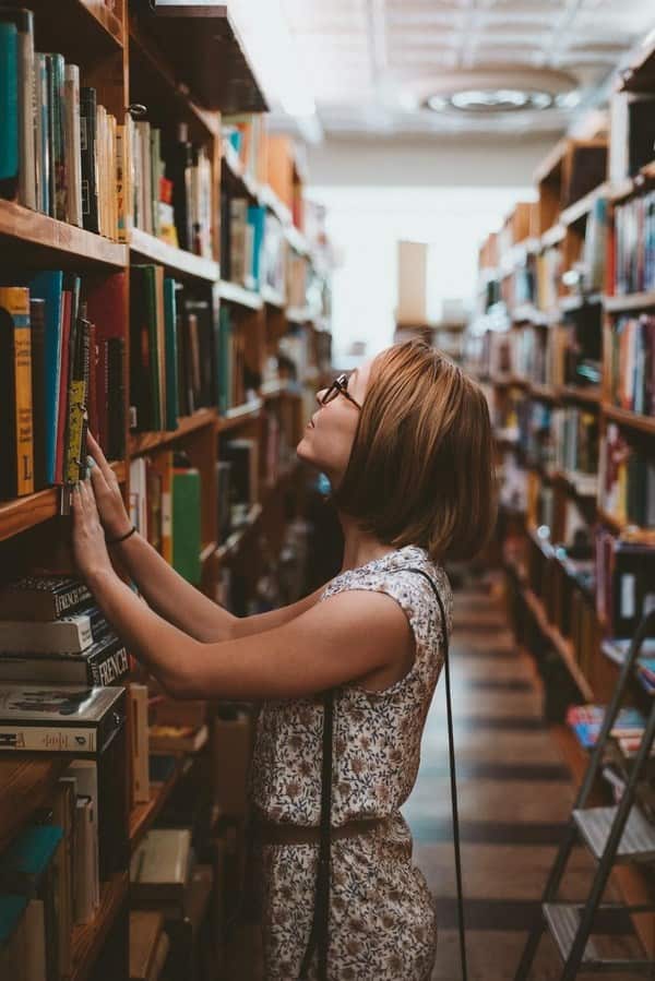 В поисках интересной книги можно провести в библиотеке не один час